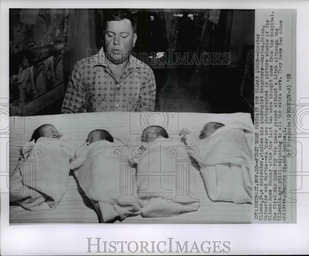 1958 Press Photo Chester Ullman looking at his quadruplets in their Detroit home - Historic Images