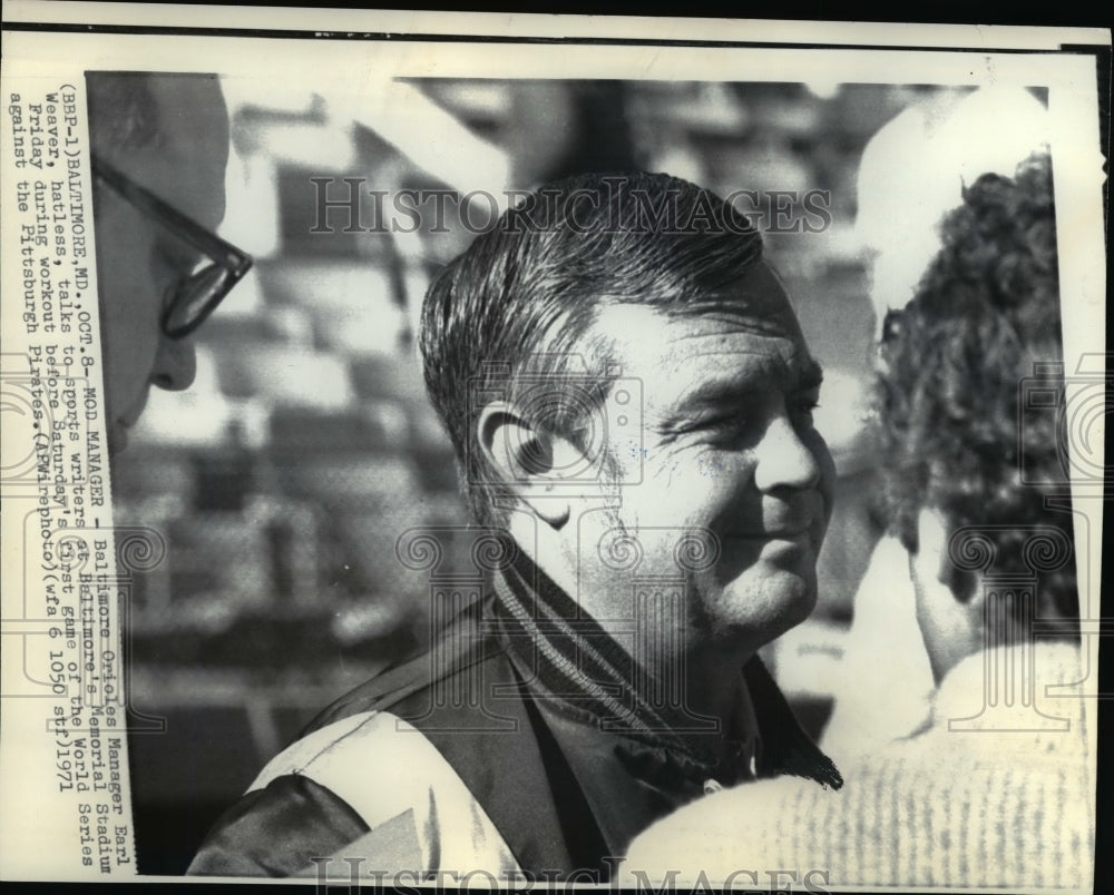 1971 Press Photo Earl Weaver, Baltimore Orioles Manager Chats with Sports Writer- Historic Images
