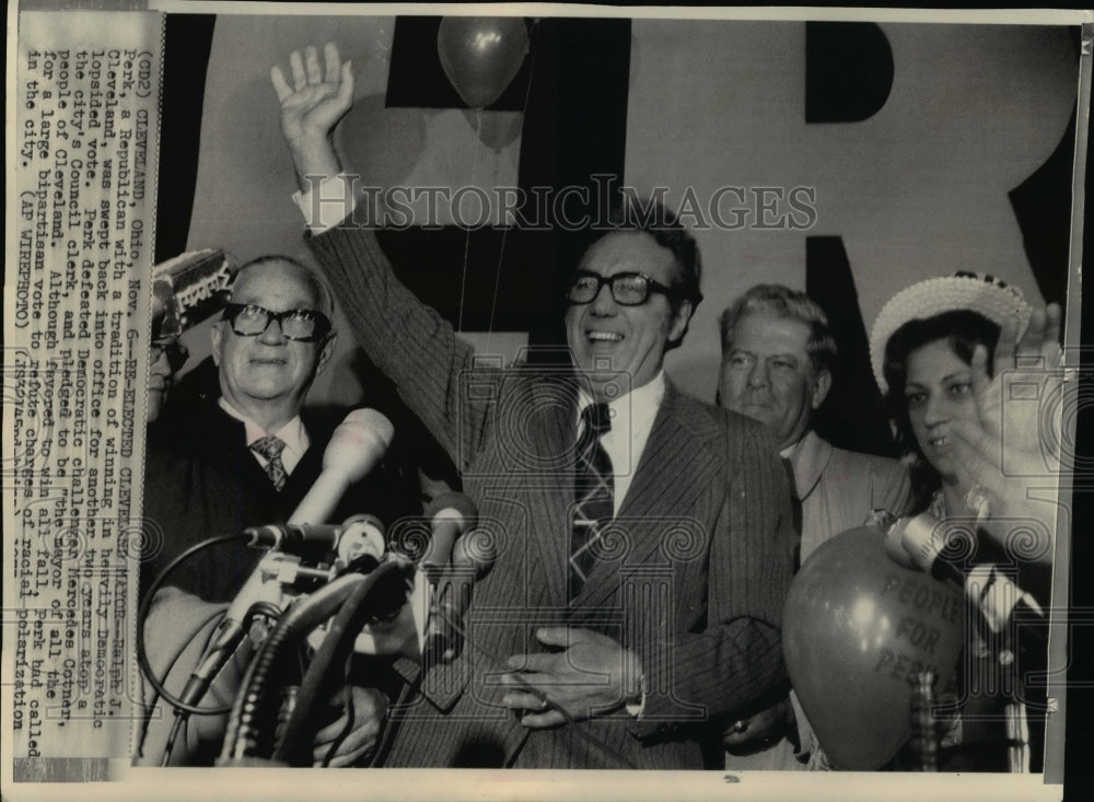 1973 Press Photo Mayor Ralph Perk Waves Hands after Winning Cleveland Elections - Historic Images