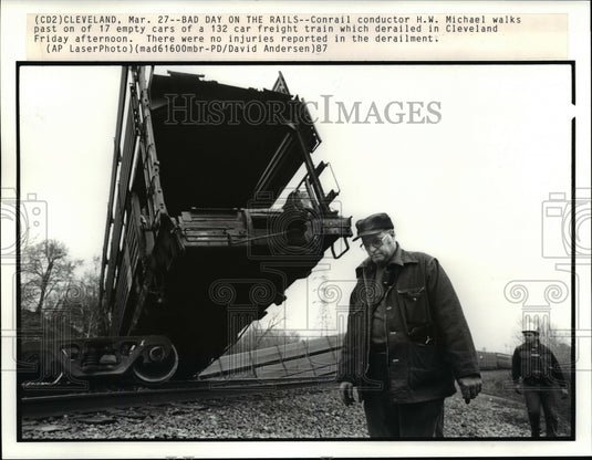 1987 Press Photo Conrail conductor HW Michael walks past Cleveland Train wreck - Historic Images