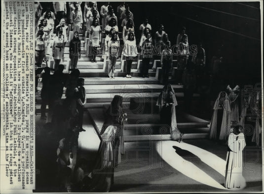 1972 Press Photo Alan Titus stars in MASS showing at Cincinnati's Music Hall - Historic Images