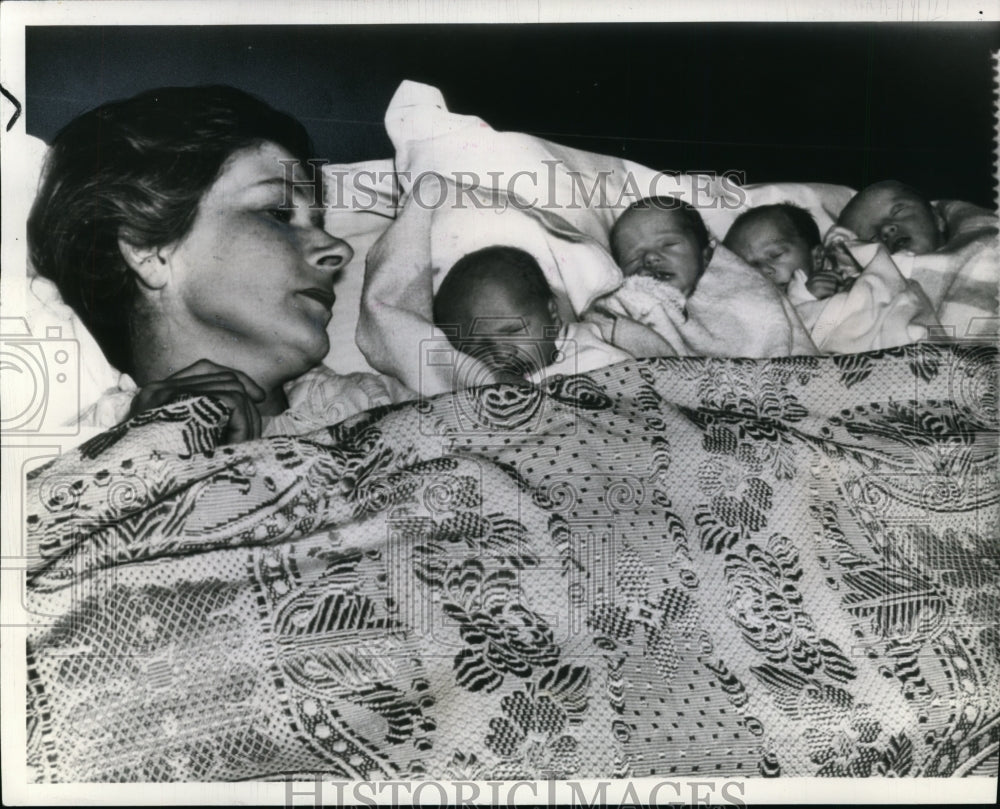 1941 Press Photo Mrs. Porter Lasley with quads John, Mildred, Martine &amp; Beulah - Historic Images