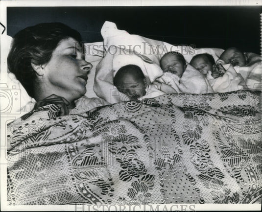 1941 Press Photo Mrs. Porter Lasley with quads John, Mildred, Martine & Beulah - Historic Images