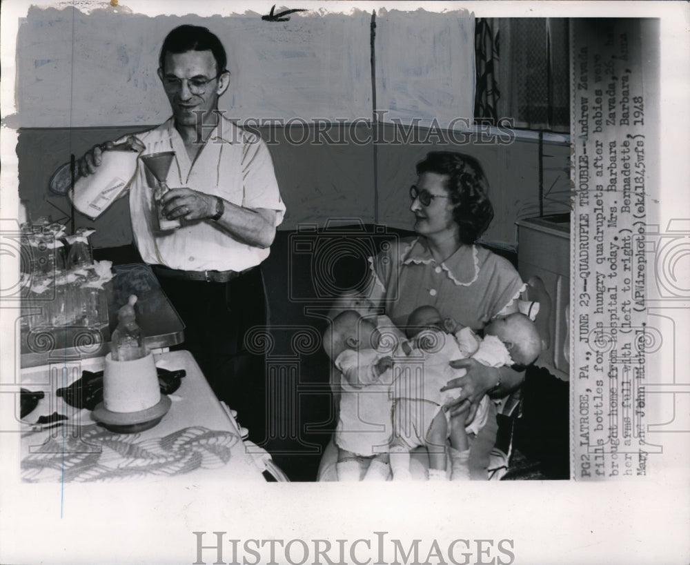 1948 Press Photo Andrew Zavada w/ Mrs. Barbara Zavada with their quadruplets - Historic Images