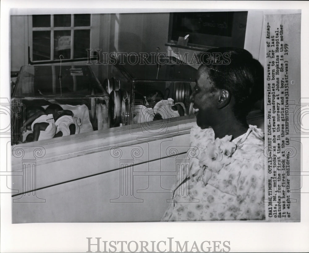 1959 Press Photo Lorraine Graves sees her quadruplets for the first time - Historic Images