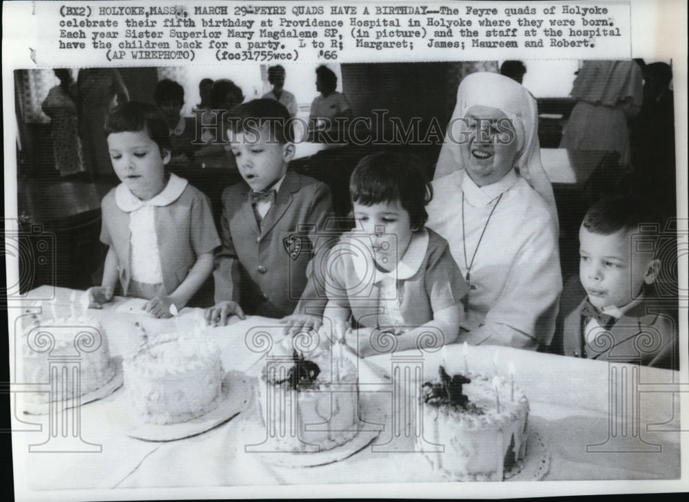1966 Press Photo The Feyre quads of Holyoke celebrate their fifth birthday - Historic Images