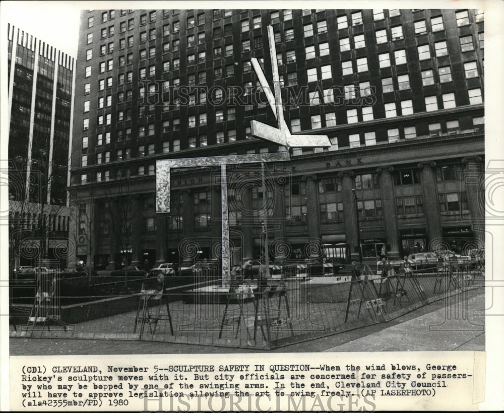 1980 Press Photo George Rickey&#39;s sculpture displayed in downtown Cleveland - Historic Images