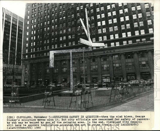 1980 Press Photo George Rickey's sculpture displayed in downtown Cleveland - Historic Images
