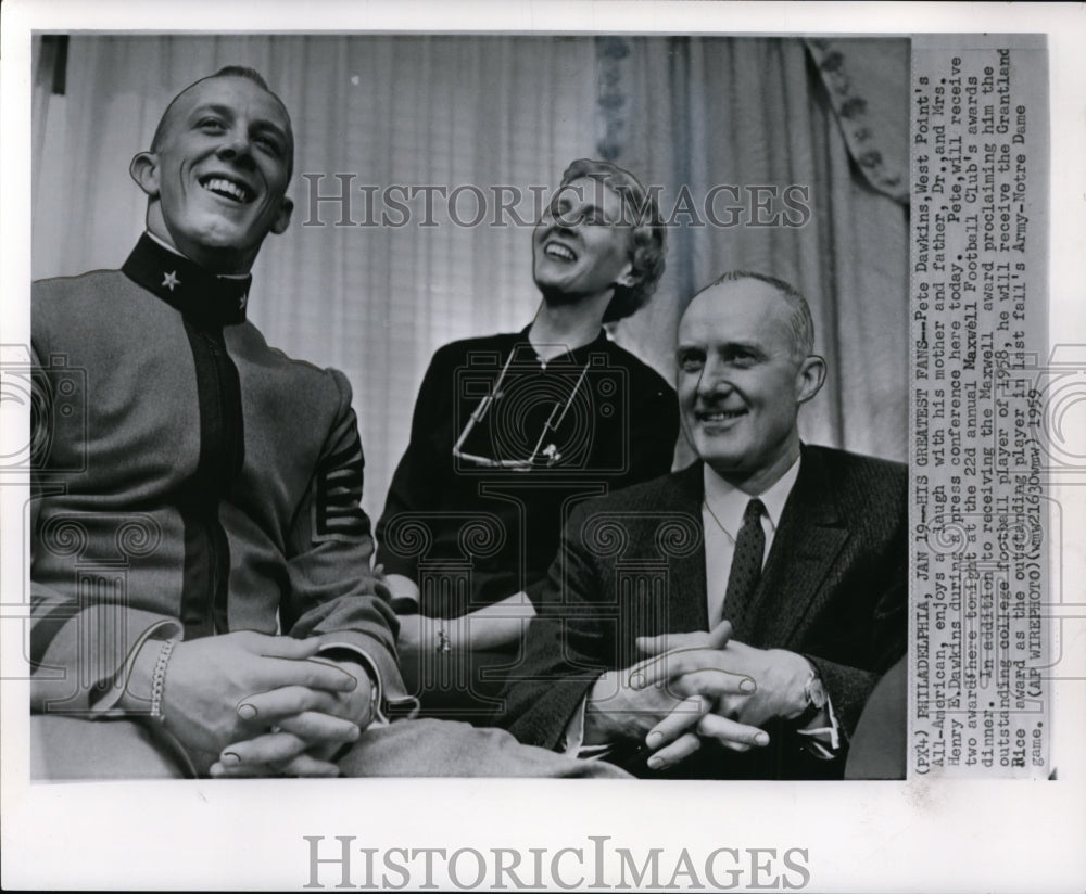 1959 Press Photo Pete Dawkins laughing with parents, Dr. and Mrs. Henry Dawkins - Historic Images