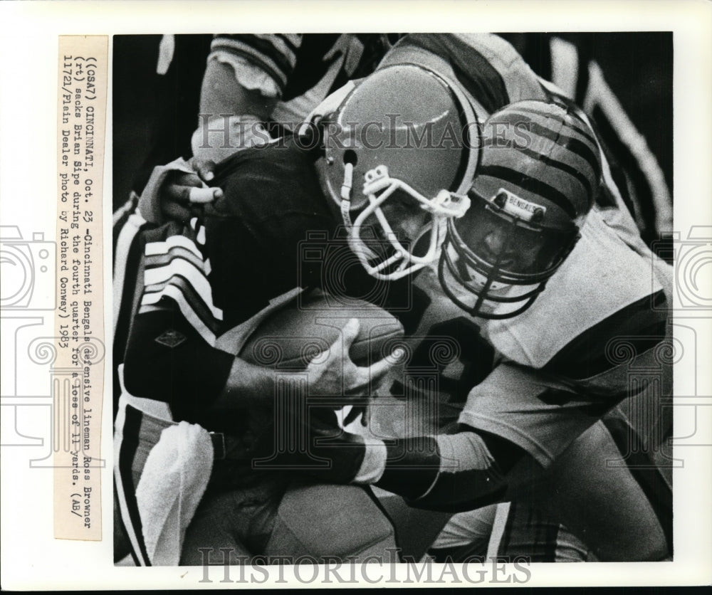 1983 Press Photo Ross Browner sacks Brian Sipe during fourth quarter, football - Historic Images