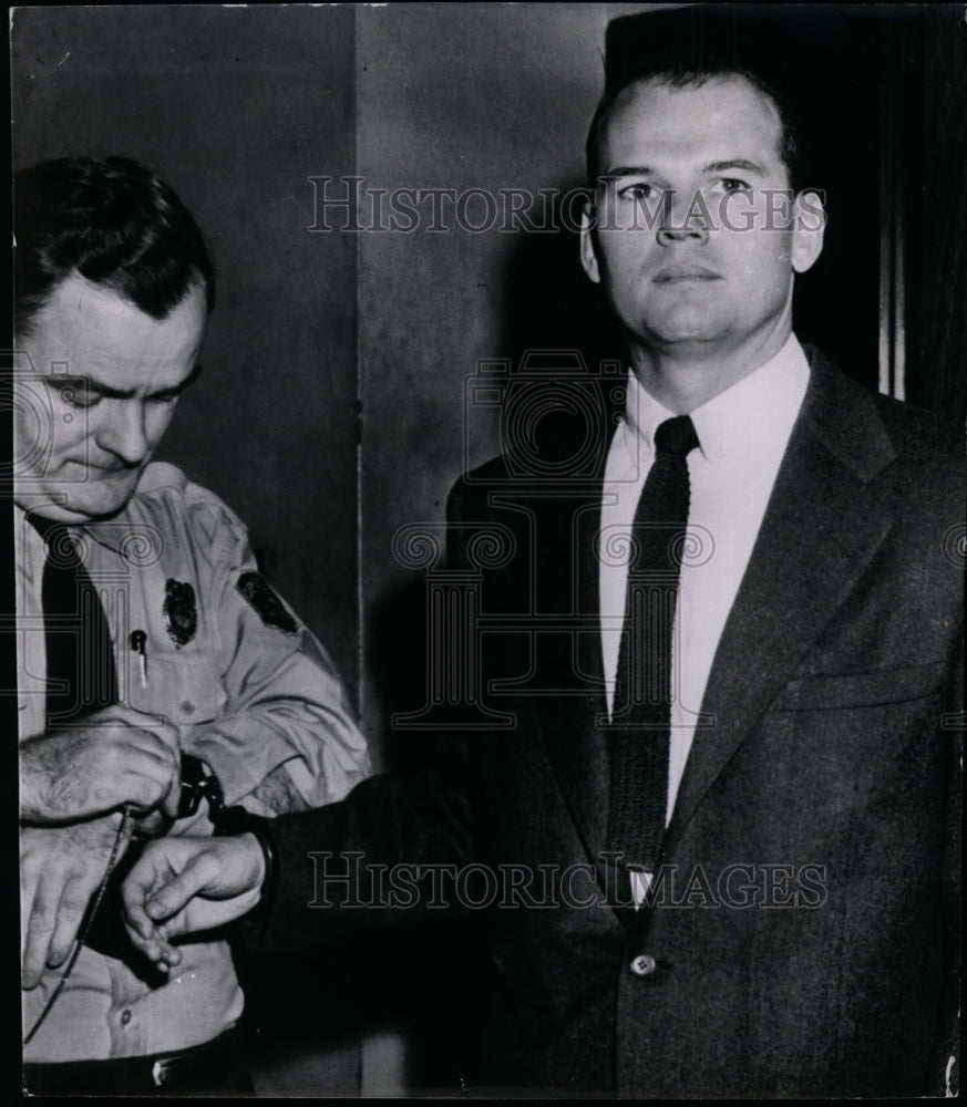 1954 Press Photo Dr. Samuel Sheppard scans the courtroom from the doorway - Historic Images