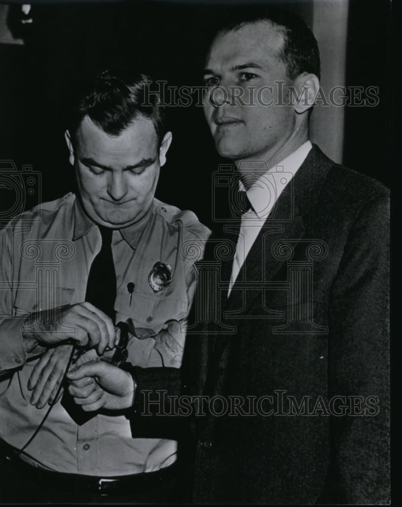 1954 Sheriff Kilroy releases Dr. Samuel Sheppard for his trial - Historic Images