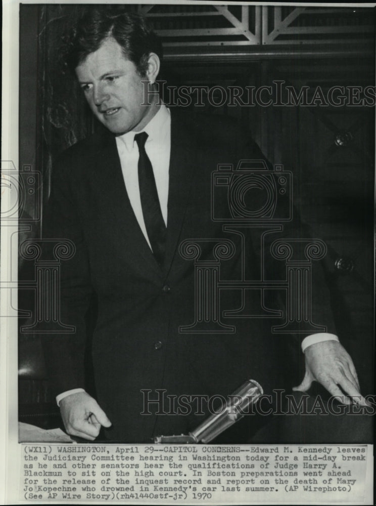 1970 Press Photo Sen. Edward Kennedy, leaving the Judiciary Committee hearing. - Historic Images