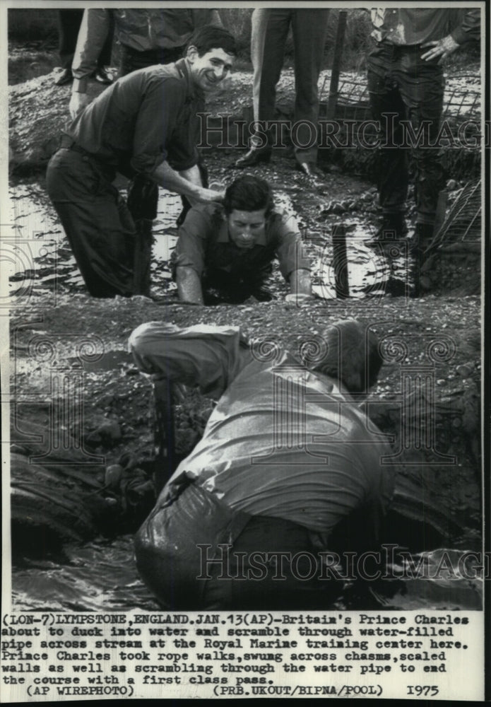 1975 Press Photo Britain's Prince Charles at Royal Marine training center - Historic Images