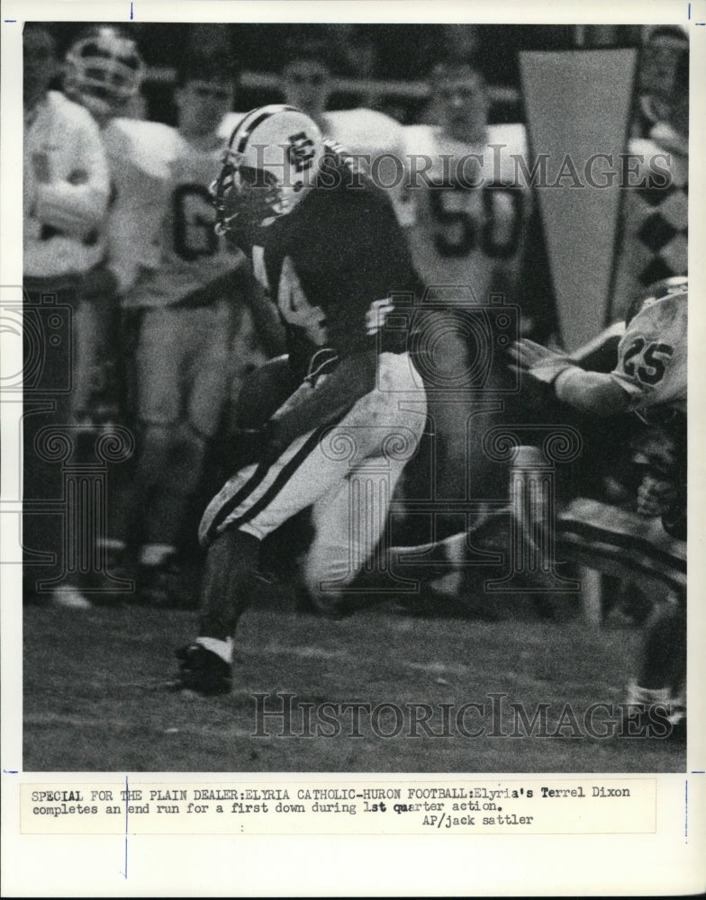 Press Photo Terrel Dixon completes an end run for first down during 1st quarter - Historic Images