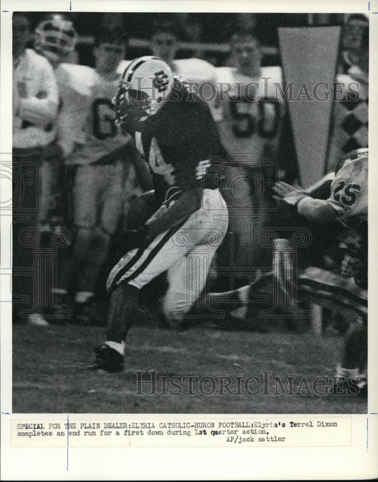 Press Photo Terrel Dixon completes an end run for first down during 1st quarter - Historic Images