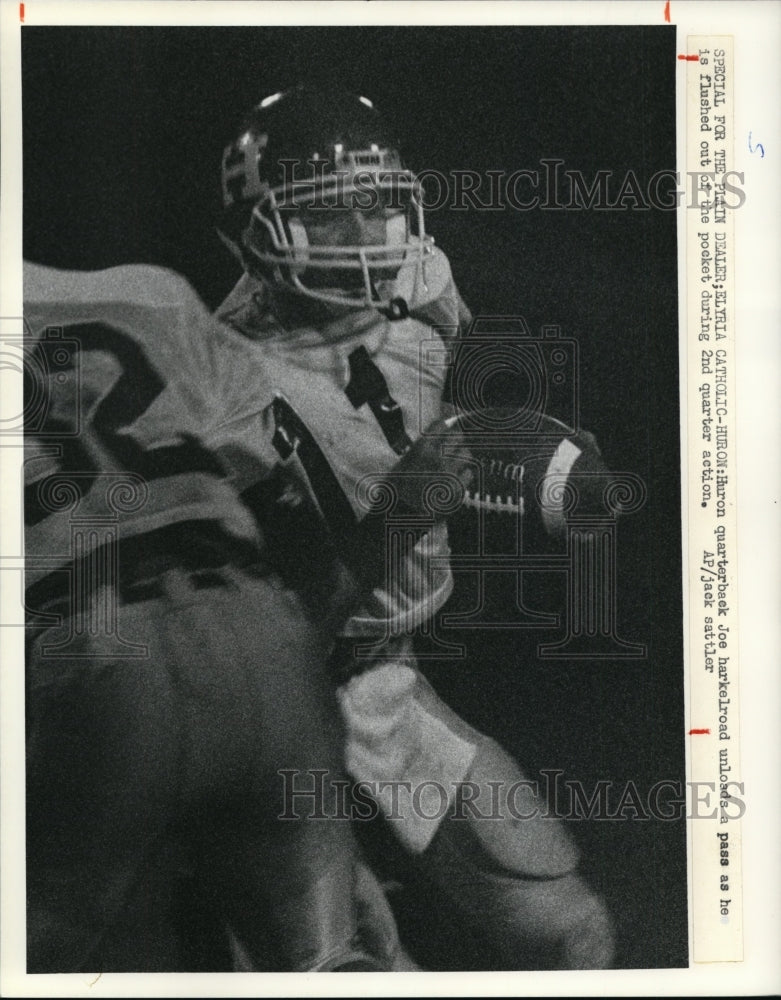Press Photo Joe Harkelroad unloads a pass as flushed out of the pocket - Historic Images
