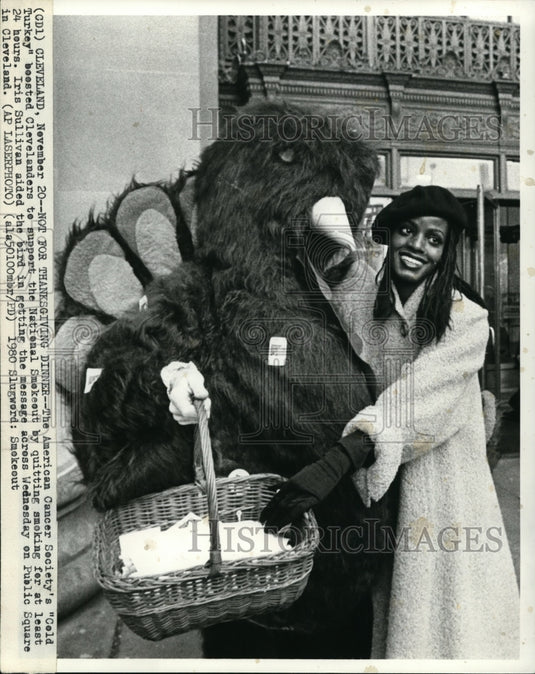 1980 Press Photo American Cancer Society's "Cold Turkey" supports non-smoking - Historic Images