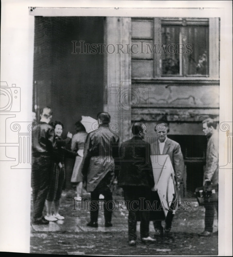 1961 Press Photo Family gets help in moving their possessions to West Berlin-Historic Images