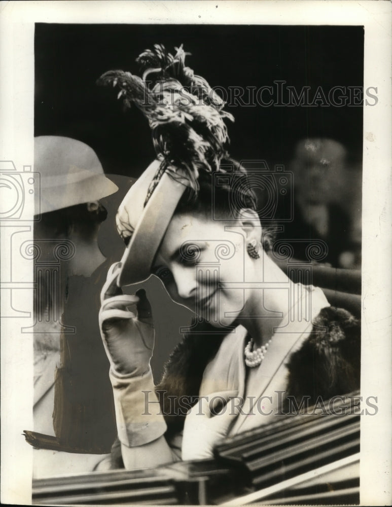 1938 Press Photo The Duchess of Kent and her new headgear at the Ascot track - Historic Images