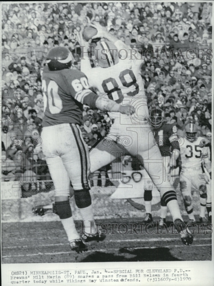 1970 Football-Milt Merin, of Browns snares a pass in the 4th quarter - Historic Images