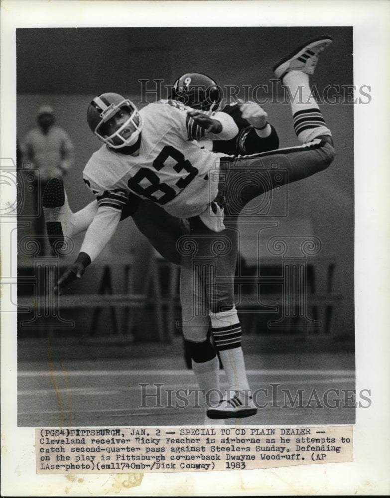 1983 Press Photo Ricky Feacher attempts to catch pass against Steelers- Historic Images
