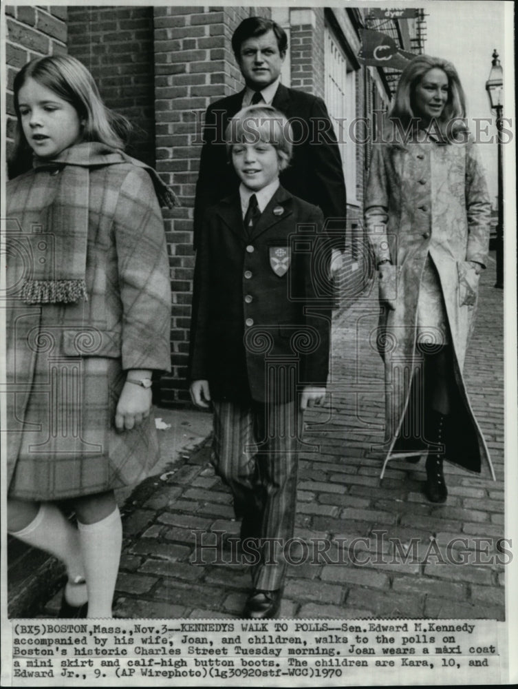 1970 Press Photo Sen Edward M Kennedy accompanied by his wife, Joan &amp; children - Historic Images