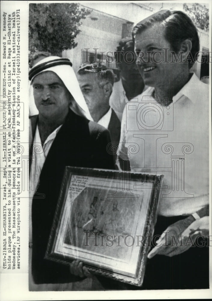 1971 Press Photo A plaque was awarded to Sen Edward Kennedy at Baqa El-Gharbiya - Historic Images