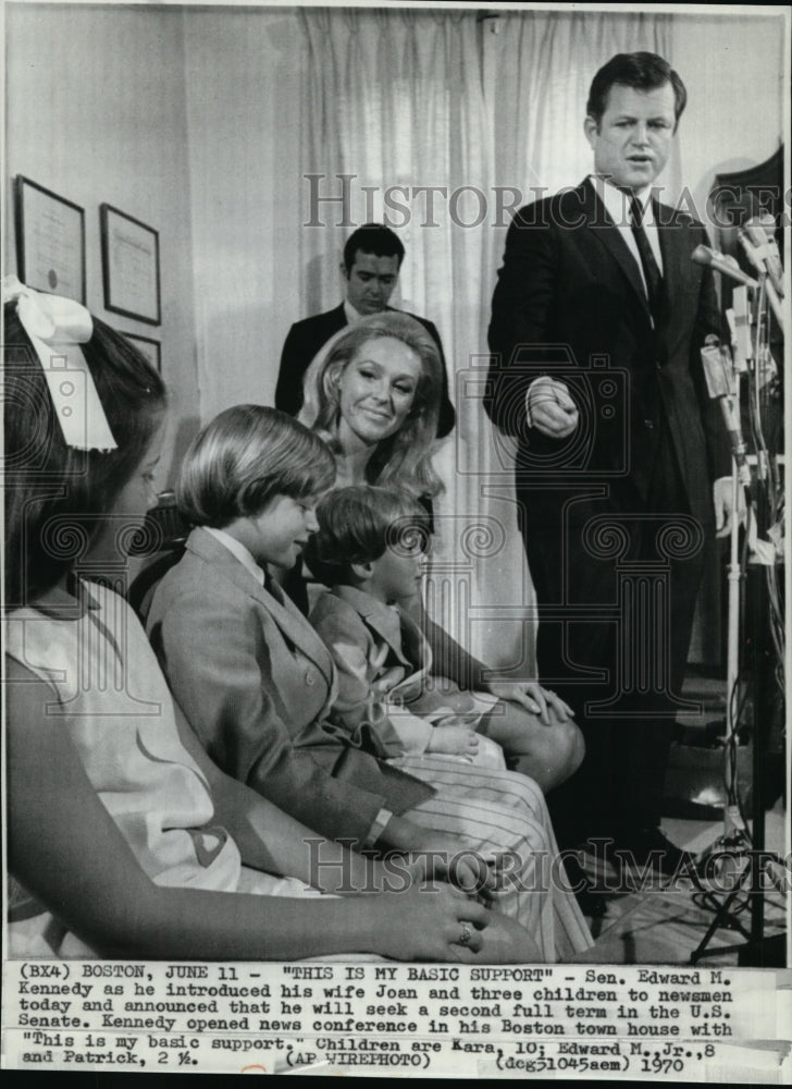 1970 Press Photo Sen Edward Kennedy introduced his family to newsmen in his home - Historic Images