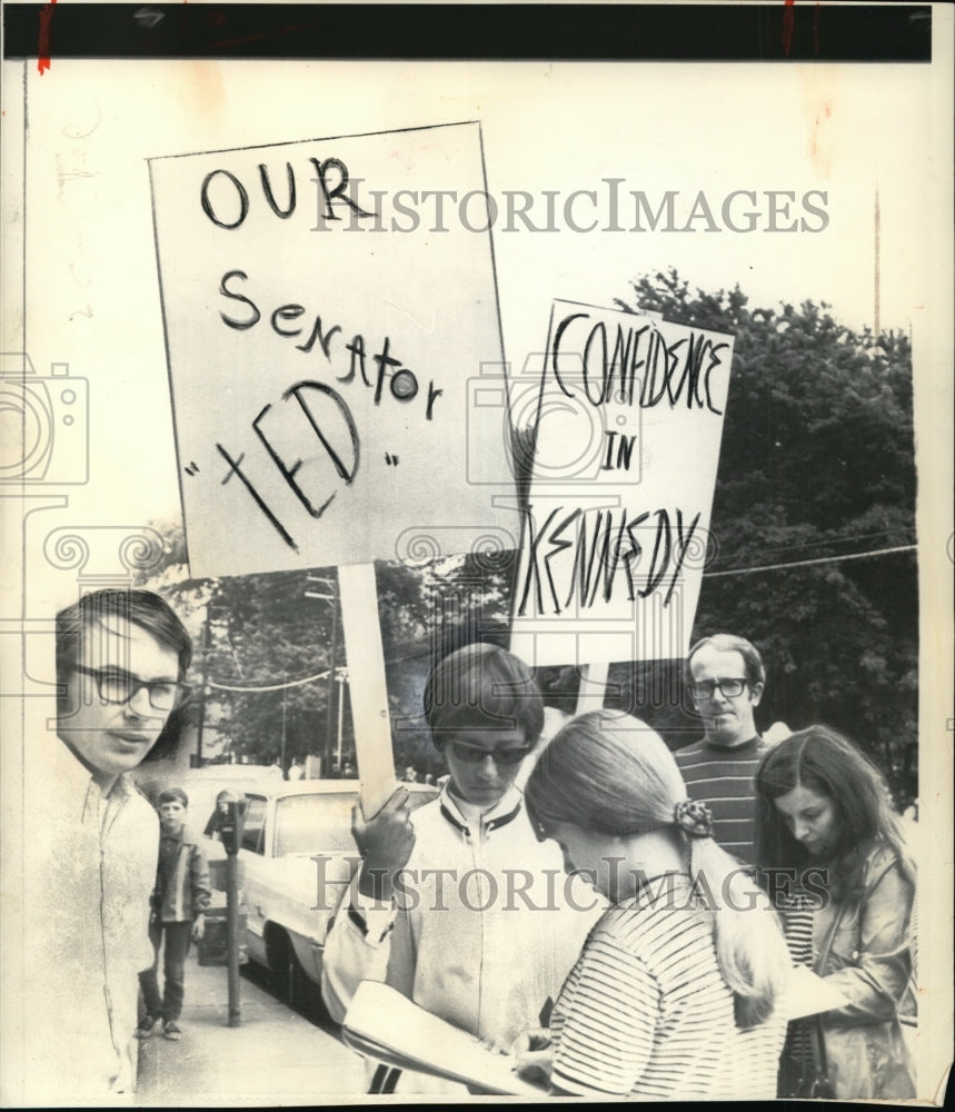 1969 Press Photo Harwich girls asking petition of support for Sen Edward Kennedy-Historic Images