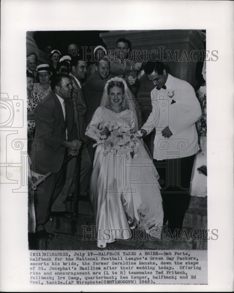 1948 Press Photo Bob Forte escorts his wife, former Geraldine Manske down steps-Historic Images