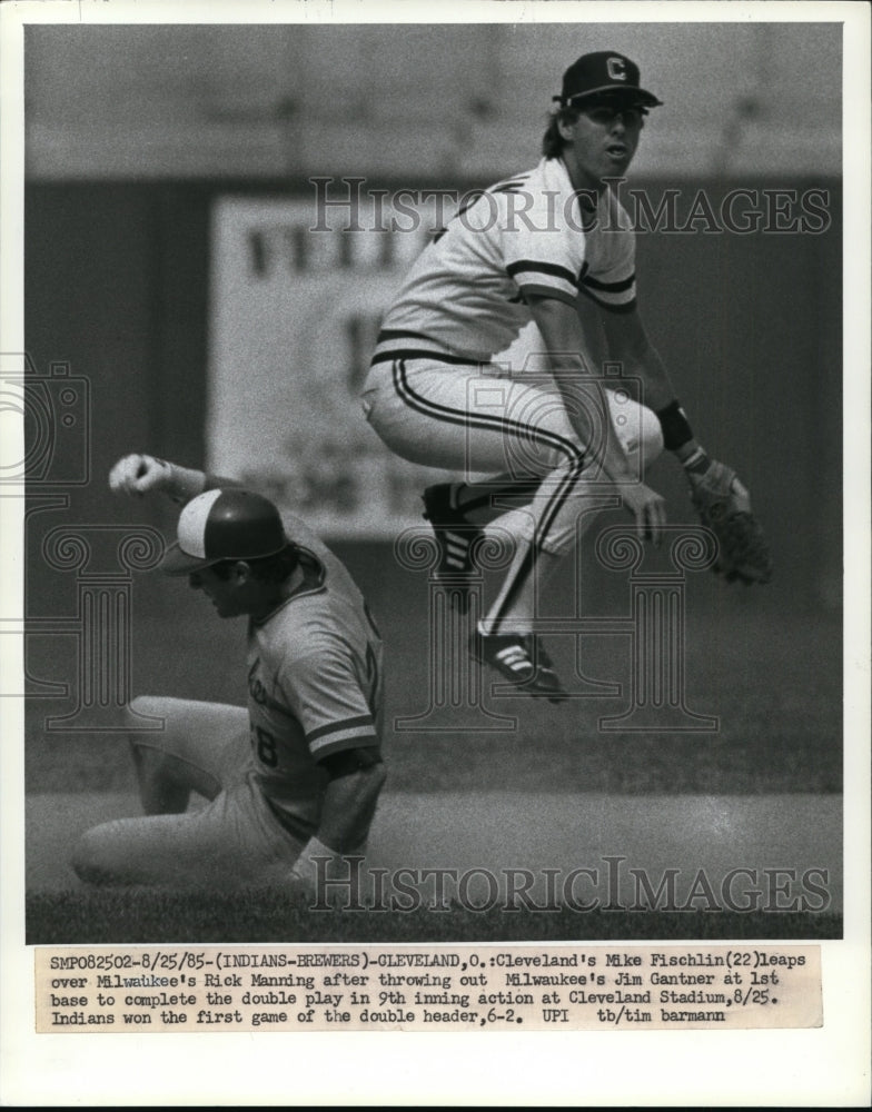 1985 Press Photo Cleveland's Mike Fischlin leaps over Milwaukee's Rick Manning - Historic Images