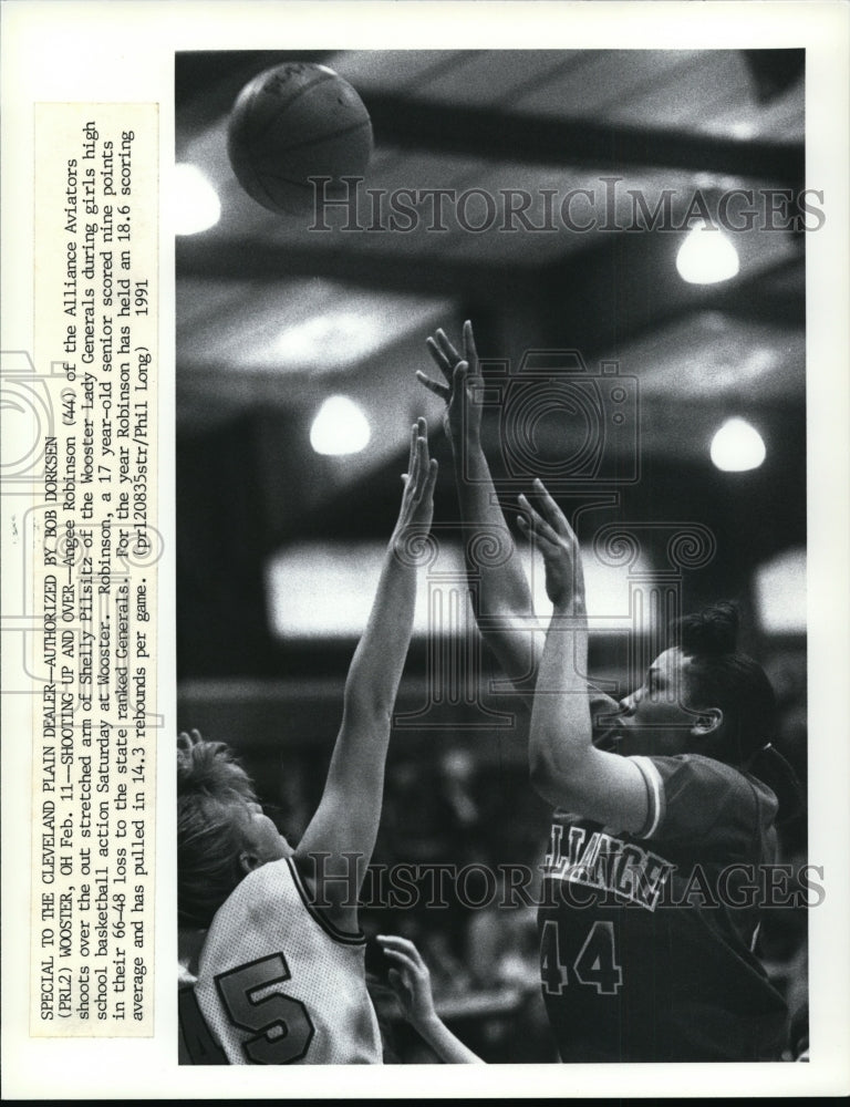 1991 Press Photo Angee Robinson shoots over Shelly Pilsitz at game in Wooster - Historic Images