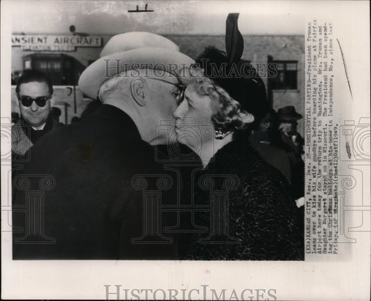 1949 Press Photo Pres. Truman kisses wife before boarding plane, Fairfax Airport - Historic Images