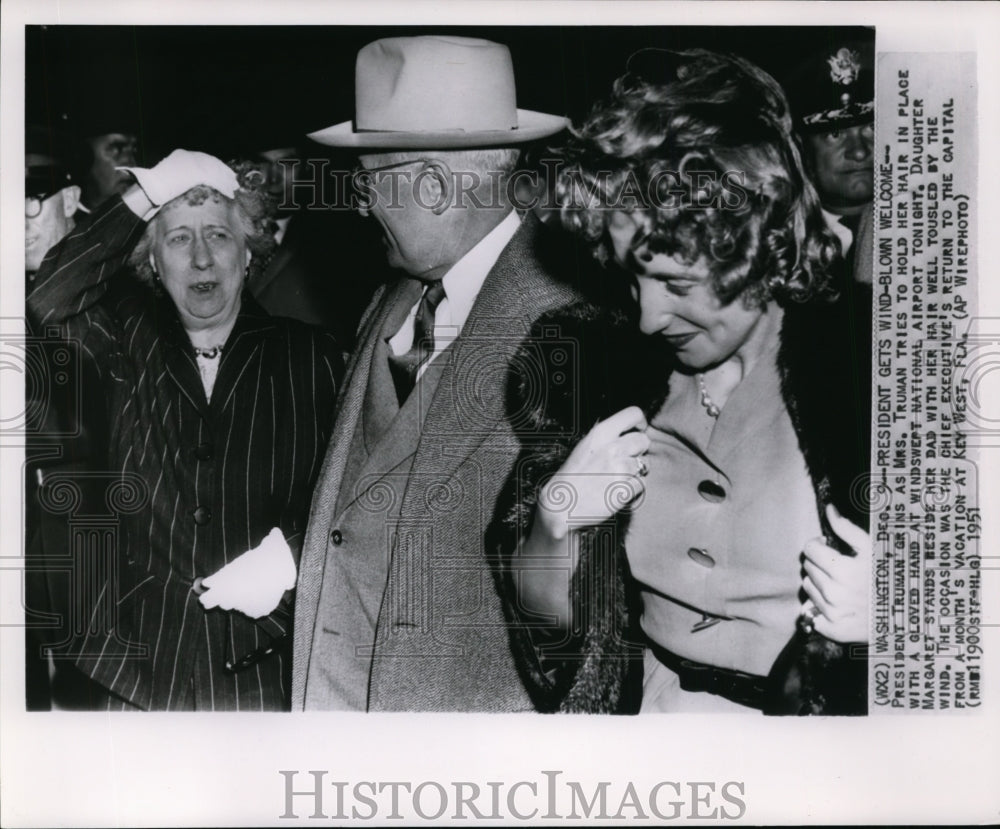 1951 Press Photo Pres. &amp; Mrs. Harry Truman with Margaret at National Airport-Historic Images