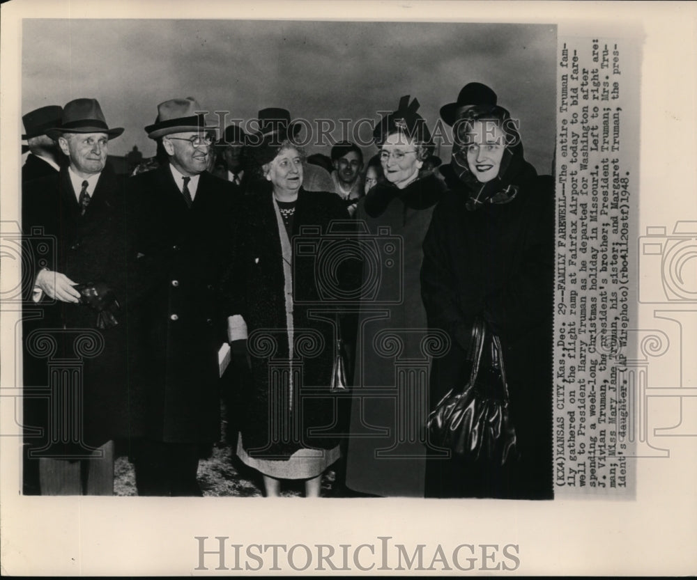 1948 Press Photo Pres. Harry Truman &amp; family at Fairfax Airport in Kansas City - Historic Images