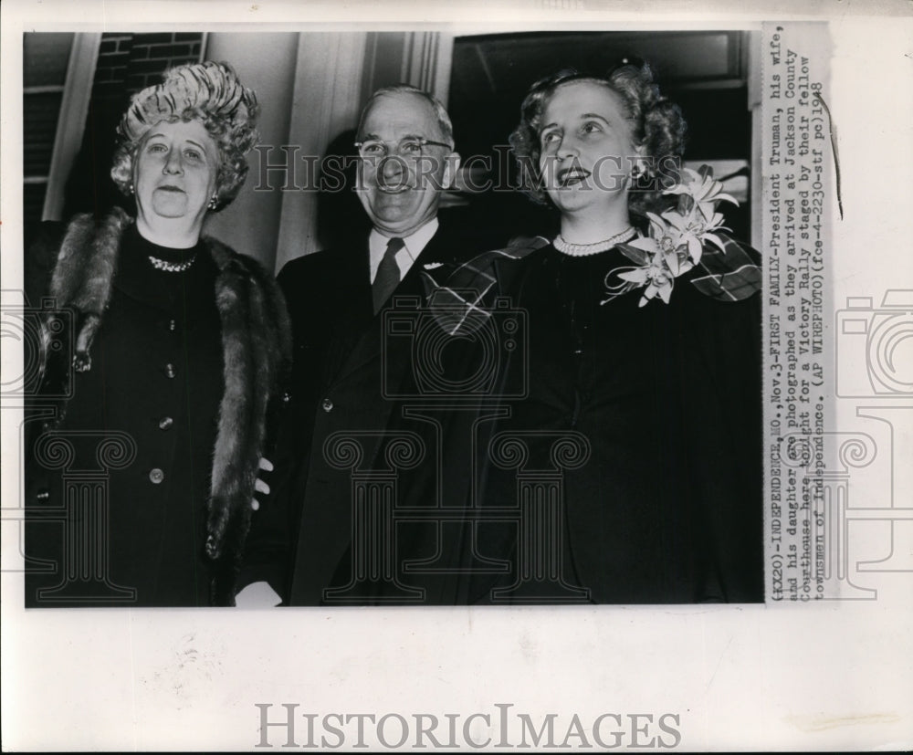 1948 Press Photo Pres. Truman, wife &amp; Margaret at Jackson County Courthouse - Historic Images