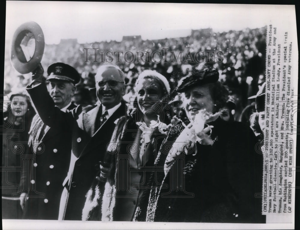 1945 Press Photo Pres. Truman, his family and Admiral Leahy at Municipal Stadium - Historic Images