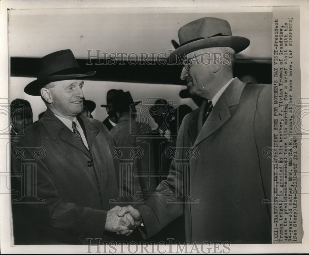 1947 Press Photo Pres. Harry Truman greeted by J. Vivian Truman in Grandview- Historic Images