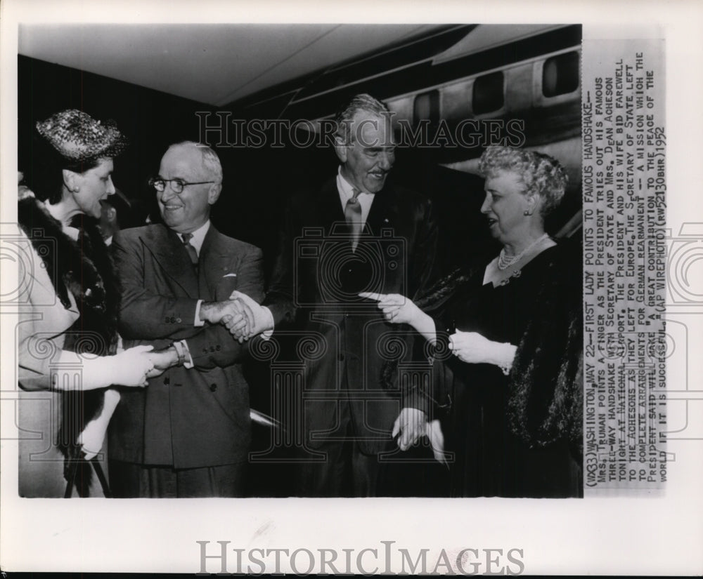 1952 Press Photo Pres.&amp;Mrs. Truman,Sec. State&amp;Mrs. Dean Acheson at Nat&#39;l Airport - Historic Images