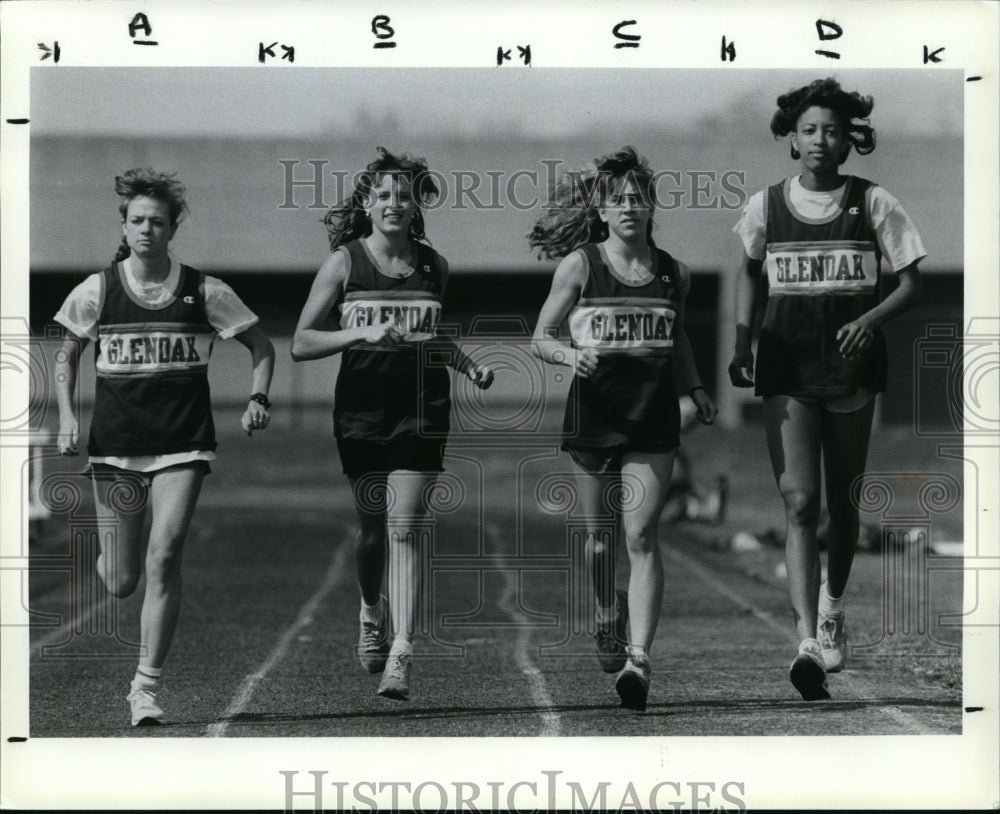 1989 Press Photo Members of Glen Oak girls 4x800m relay team practice running-Historic Images