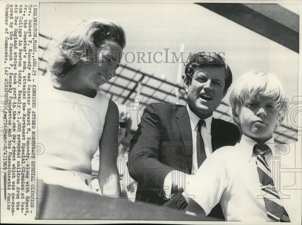 1969 Press Photo Mrs.Robert Kennedy &amp; Sen.Edward Kennedy w/ Edward Jr. in Newton - Historic Images