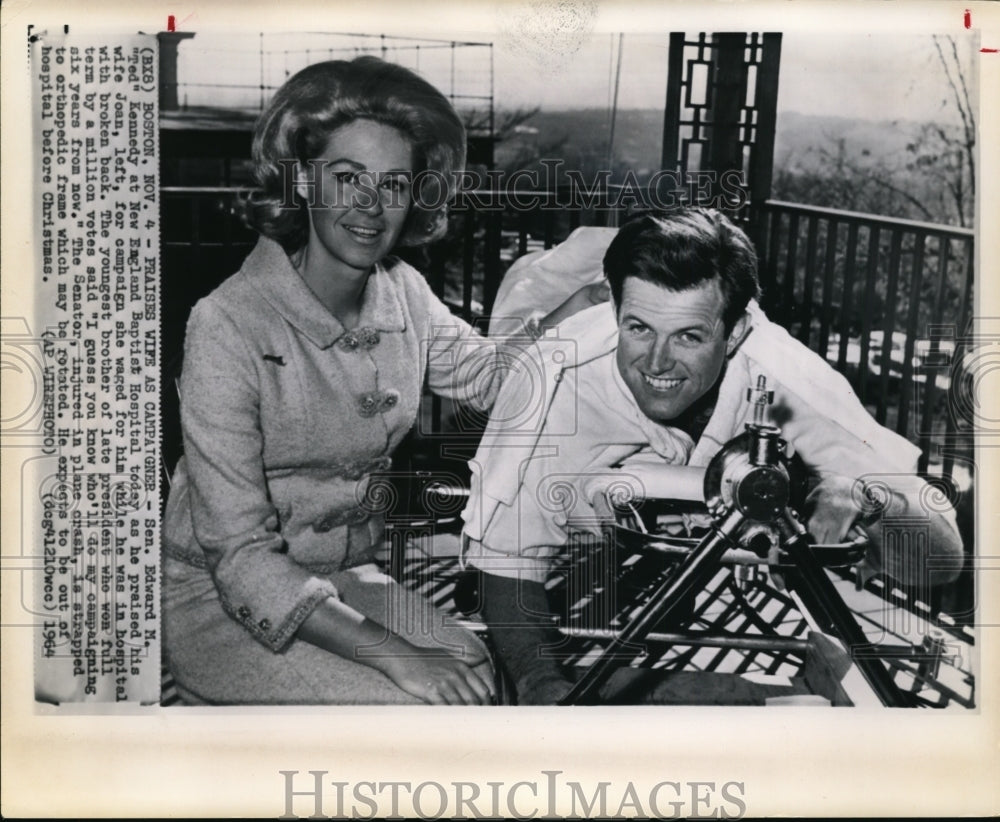 1964 Press Photo Sen. Edward Kennedy praises his wife Joan as his campaigner - Historic Images