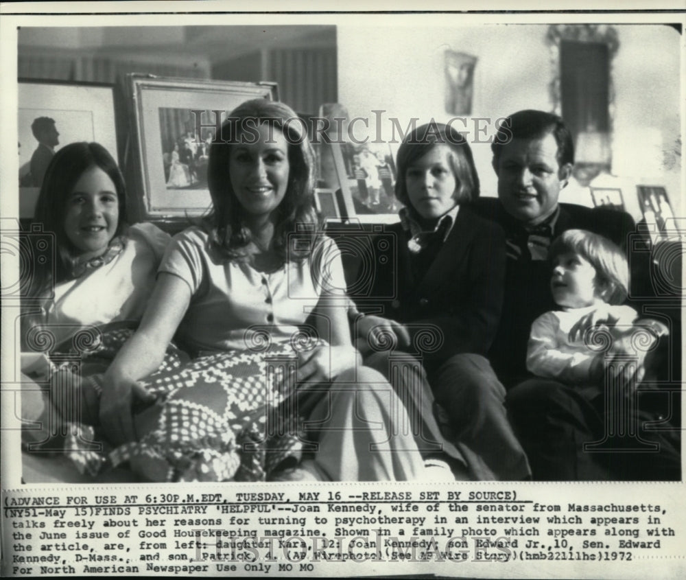 1972 Press Photo Sen. Edward Kennedy &amp; family in Good Housekeeping magazine - Historic Images