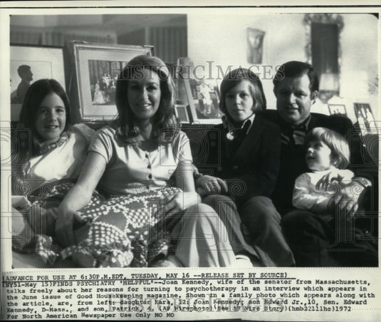 1972 Press Photo Sen. Edward Kennedy & family in Good Housekeeping magazine - Historic Images