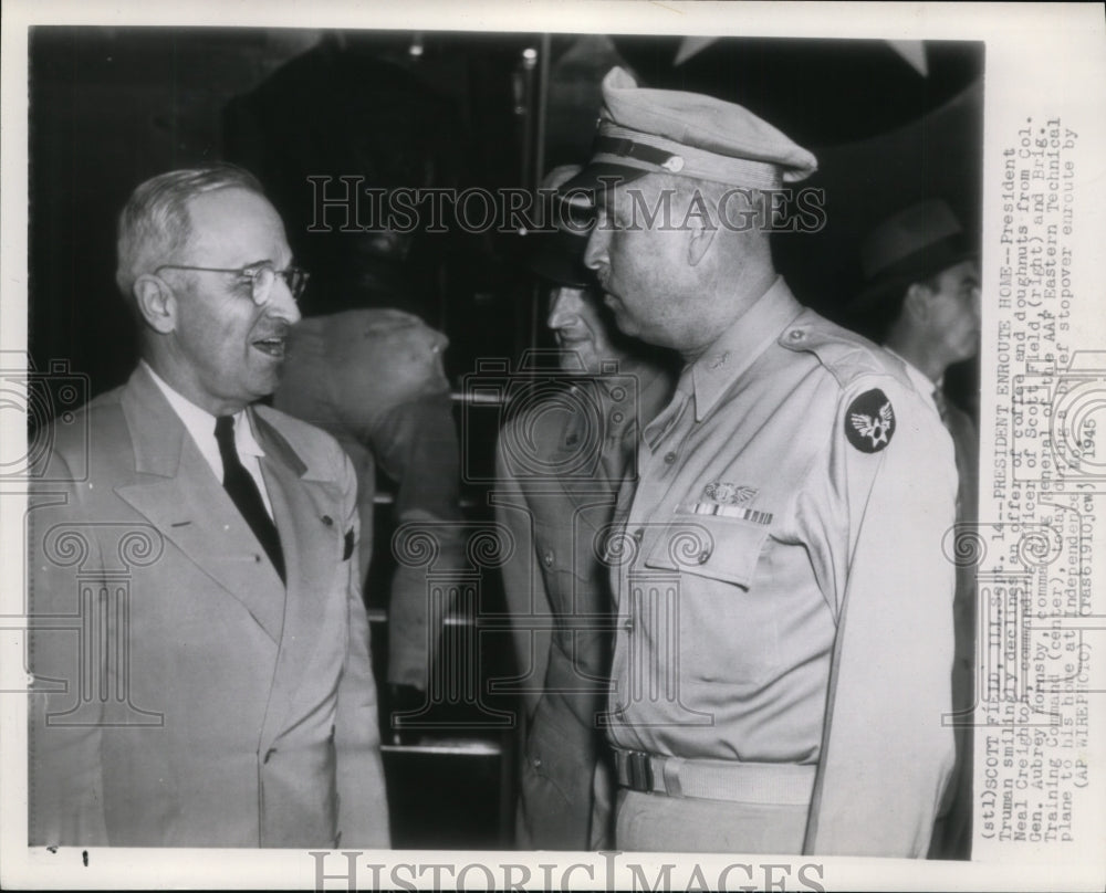 1945 Press Photo Pres Truman with Col Neal Creighton, Brig Gen Aubrey Hornsby - Historic Images