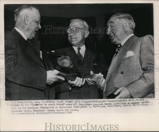 1949 Press Photo Pres Truman gets a plaque as 'World Peace Champ' in White House - Historic Images