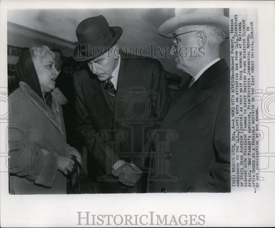 1950 Truman, Madame Pandit, Acheson await Clement Attlee's arrival - Historic Images