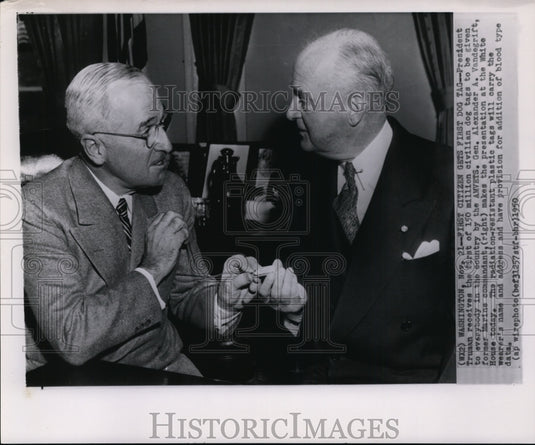 1950 Press Photo Pres. Truman gets the first dog tag given by Gen. Vandegrift-Historic Images