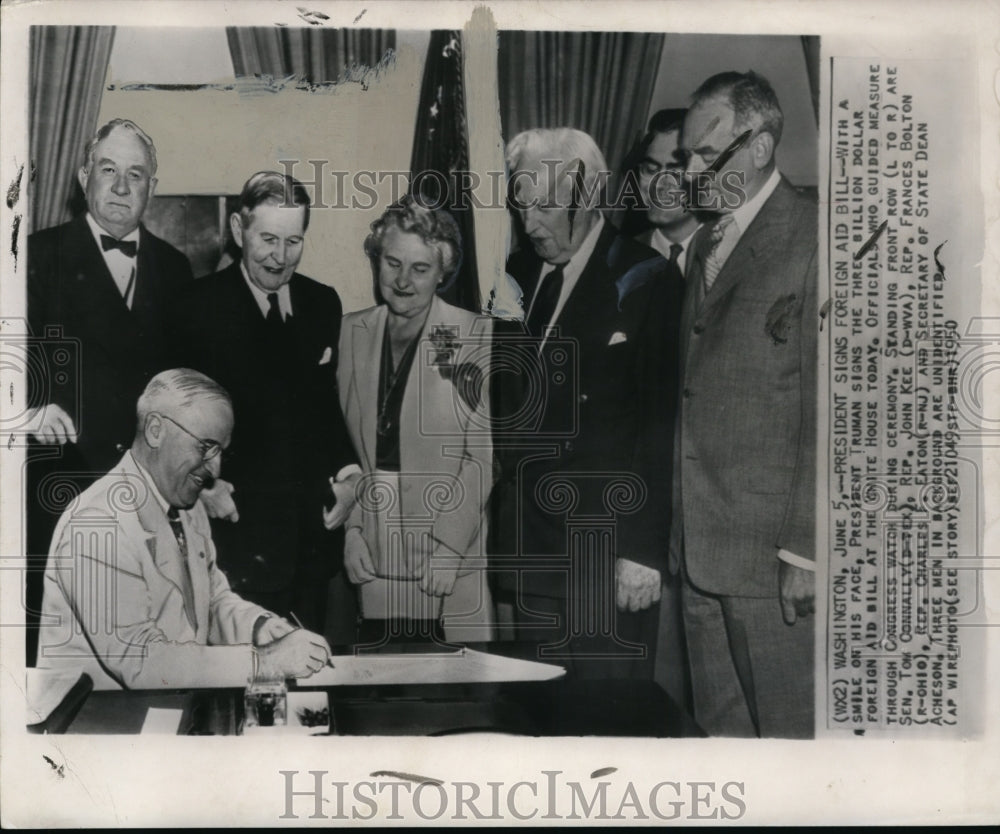 1950 Press Photo Pres Harry S Truman signs Foreign Aid Bill at White House - Historic Images